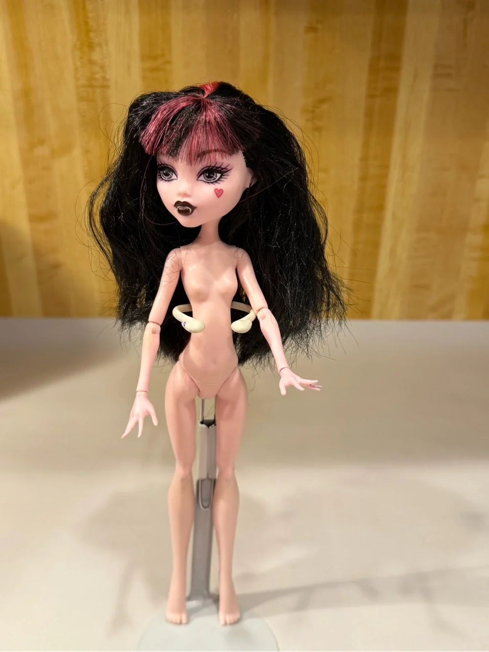 Vintage Monster High Draculaura doll with black hair pink 2008